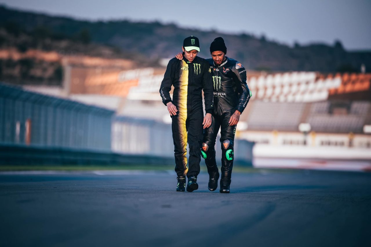 Valentino Rossi e Lewis Hamilton, scambio mezzi